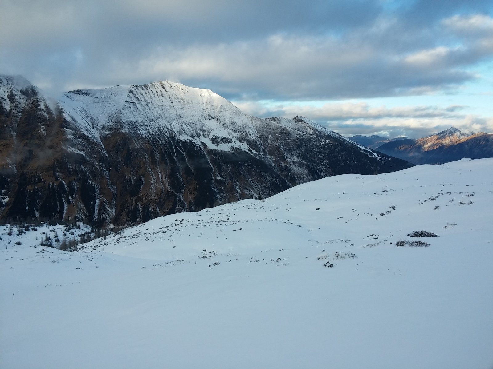 A távolban a kijárat. Addig még valahogy lejutottunk, de a síúton már séta következett...