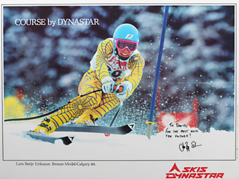 A párnázott síöltözéket 1988-ban váltotta fel a ma is használt kemény verzió