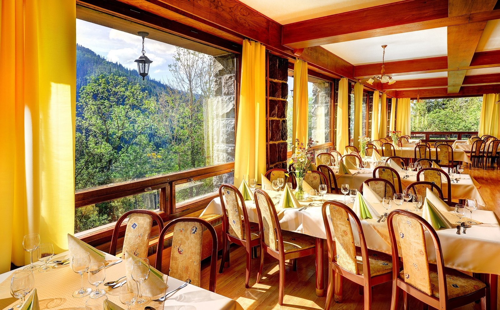 restaurant-21210339673-o.jpg