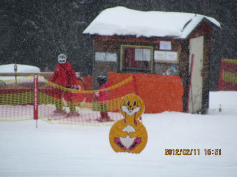 Délután az előrejelzések igazolásaként hóesés
