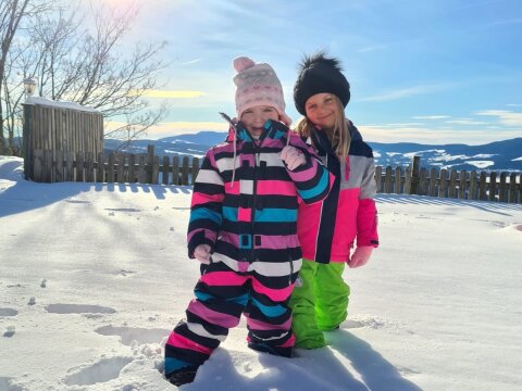 2-maedchen-im-schneee-familienhotel-berger-q.jpg