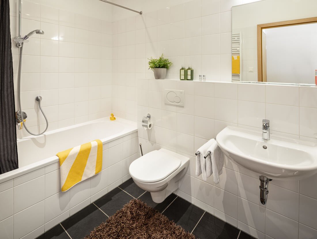 badezimmer-wc-badewanne-waschbecken-gross.jpg
