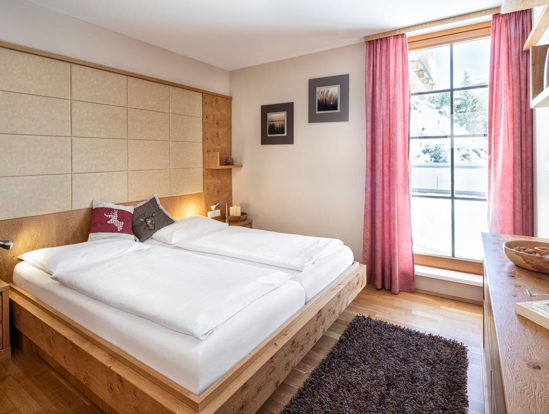 schlafzimmer-doppelbett-gross.jpg