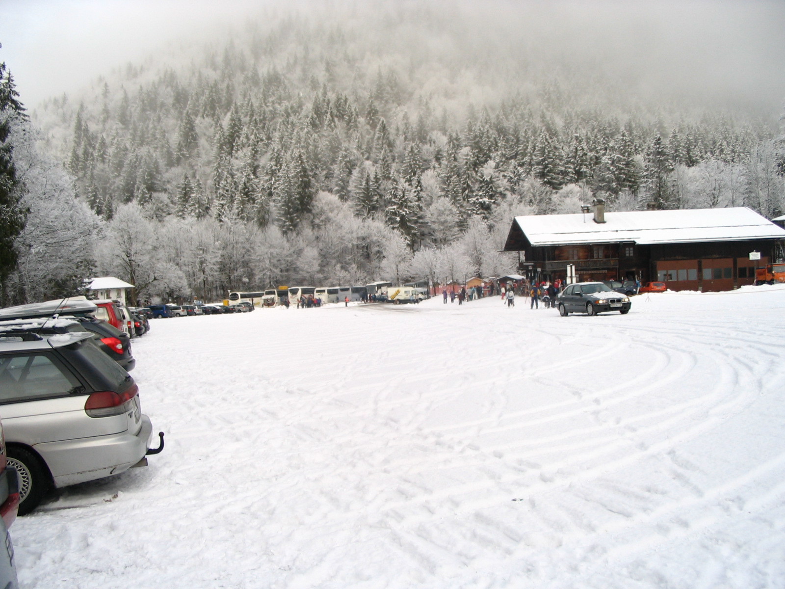 Seegatterl (Reit im Winkl) - a német oldalon ebben az 1800 autó befogadására alkalmas parkolóban lehet hagyni az autót, ahonnan negyedóránként síbuszok visznek fel az autómentes Winlmoosalm-ra. A sínap végén egészen a parkolóig lehet lecsúszni.