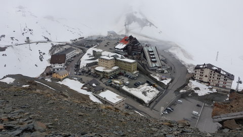 A hágó "komplexuma" felülről.