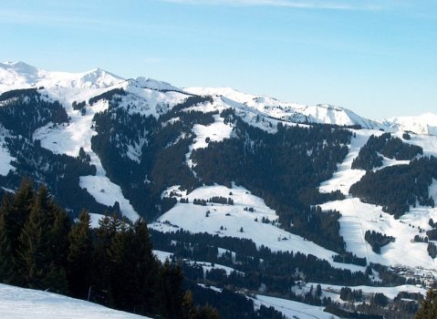 Megeve feletti oldal, a pályák nyomvonalával