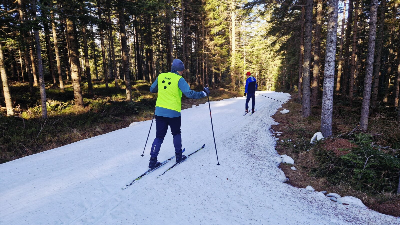 Egy vak sífutó oktatójával