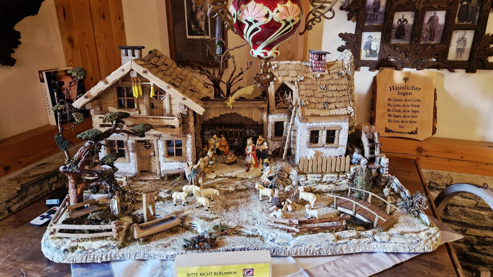 Régi képek, történelmi emléktárgyak és karácsonyi betlehem az Orthofer Fogadóban.