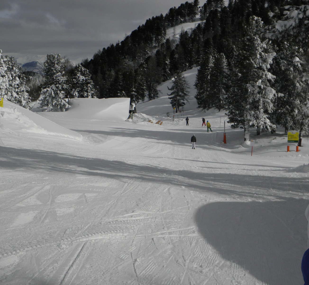 ...út a fekete pályához, ahonnan gyönyörű kilátás nyílik...és egy 1200 éves hütte is található...