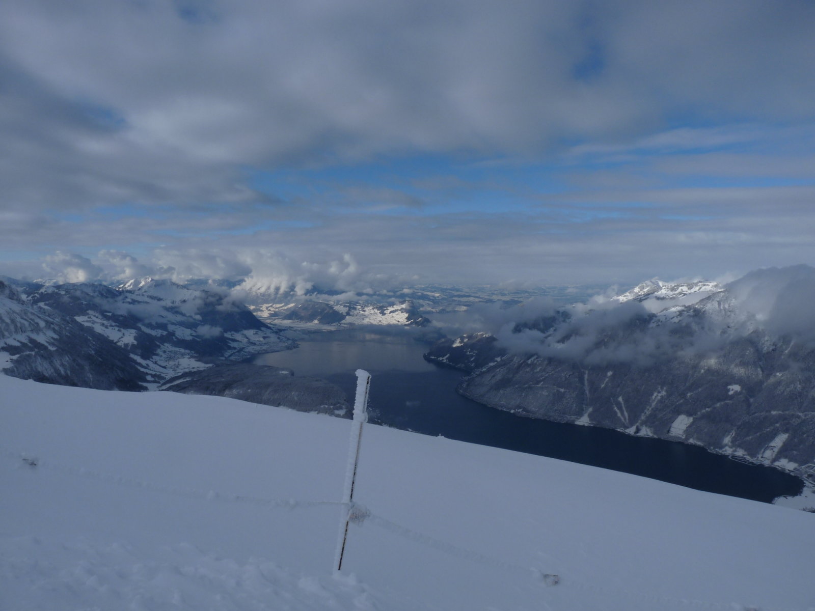 háttérben a Vierwaldstättersee