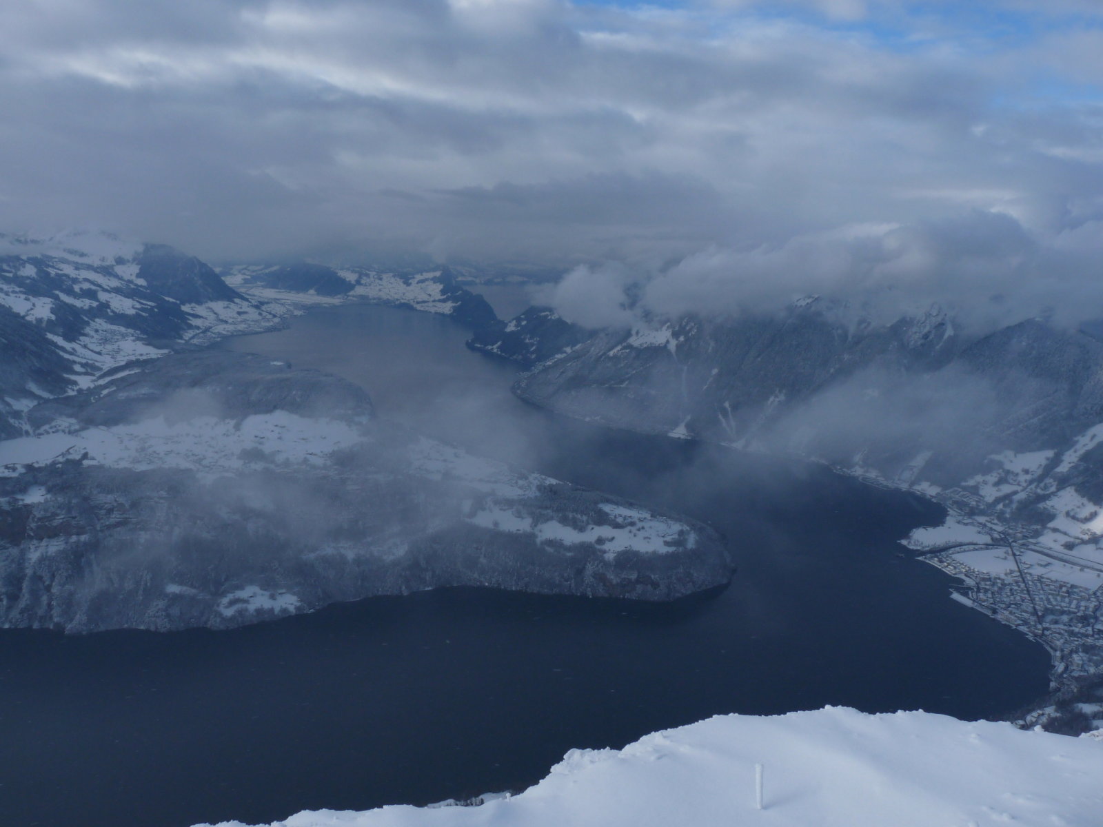 Urnersee balra, jobbra Vierwaldstättersee (angolosan Lake Lucerne)