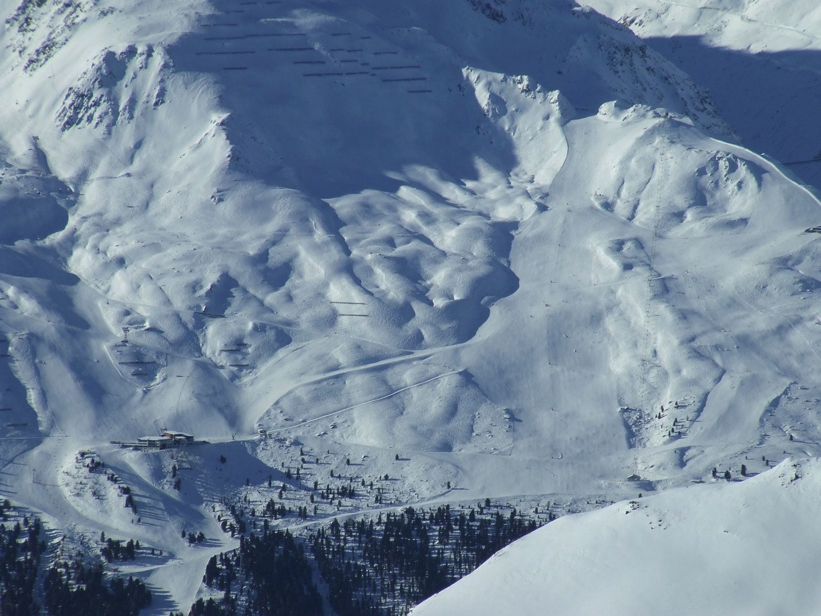 Sölden sípályái a Stubai gleccserről nézve