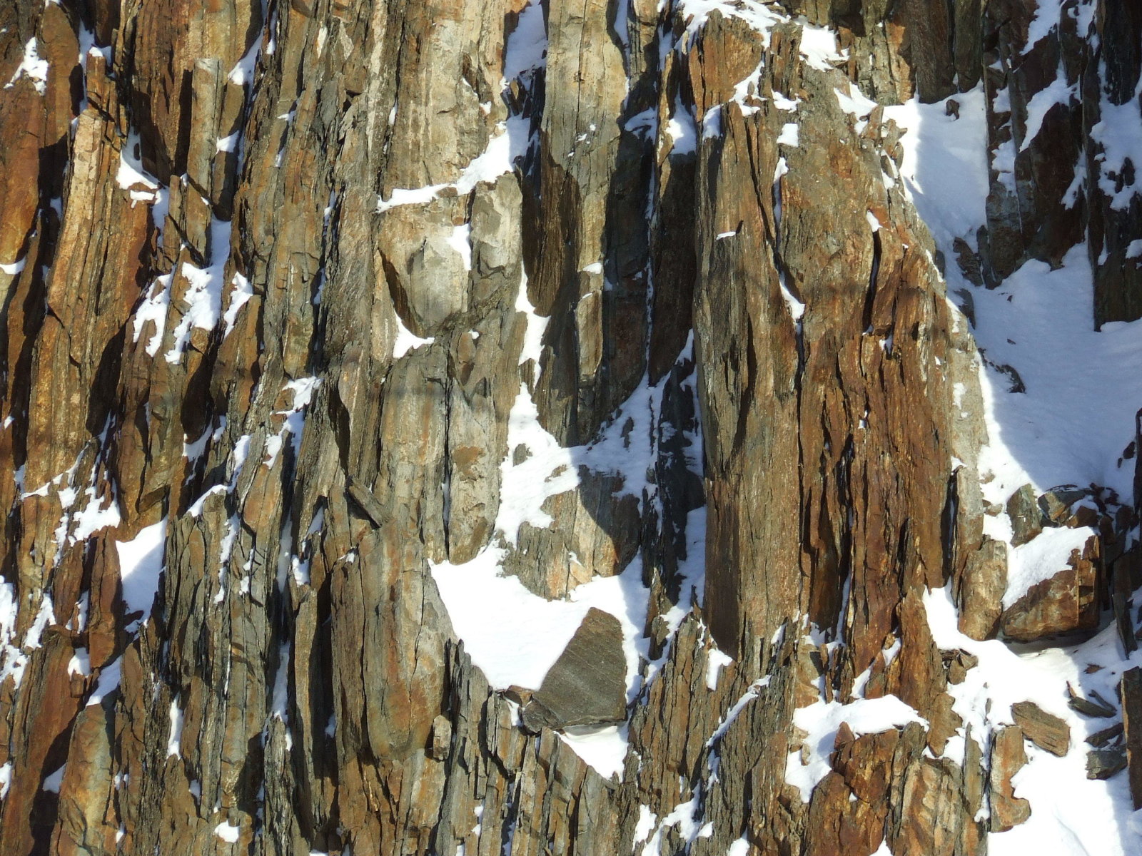 Sziklák a sípálya mellett