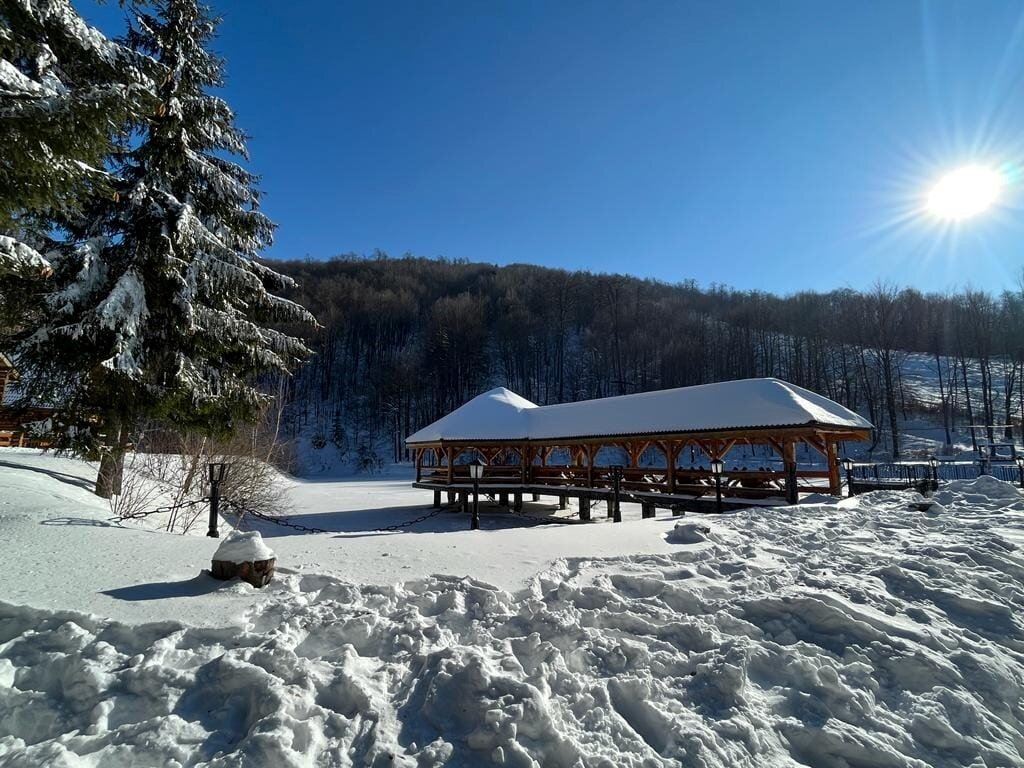 Suior Cota1000 m, Mesterséges halastó, tavon fekvő étterem terasz 