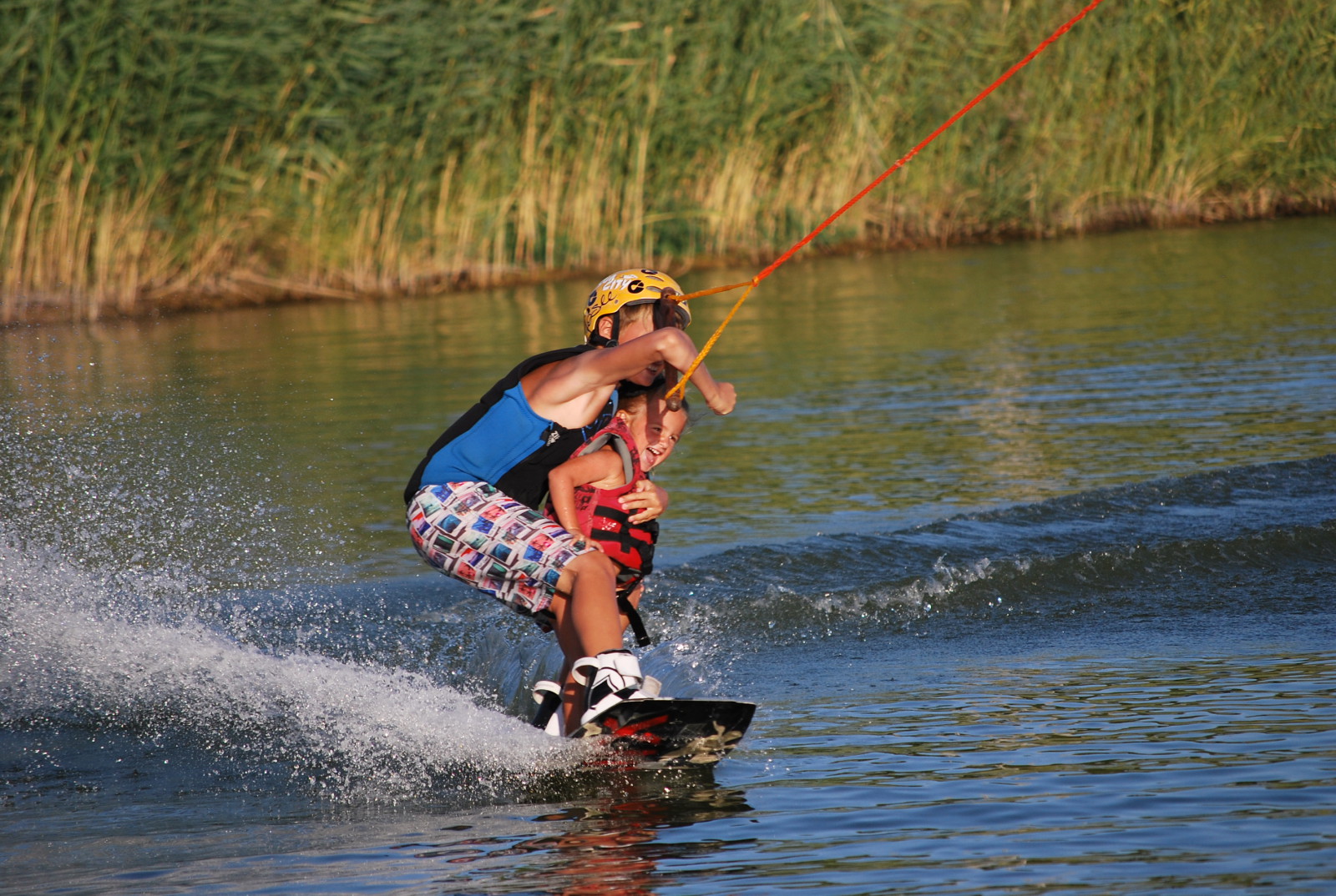 Szofi wakeboardozik, ezúttal a másik báttyal, Olival