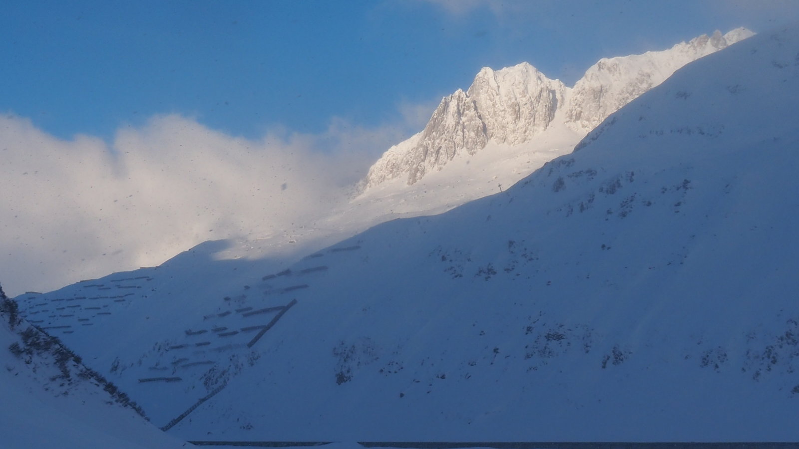 reggel az Oberlappass nyugati hegyeit már süti a nap