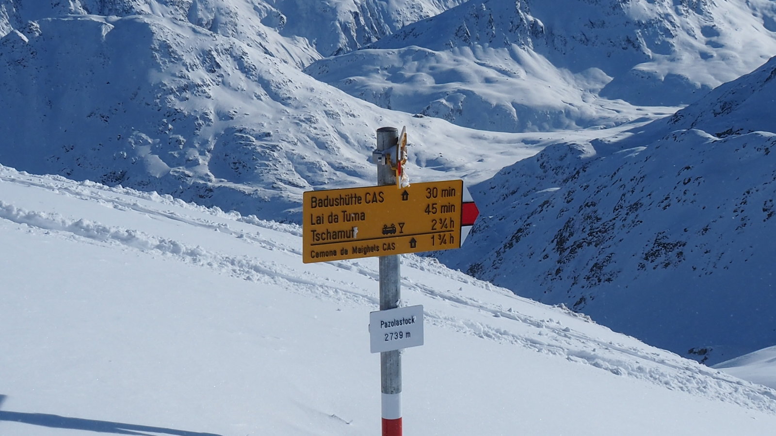 Itt a tábla legalább 1 méter hóban volt