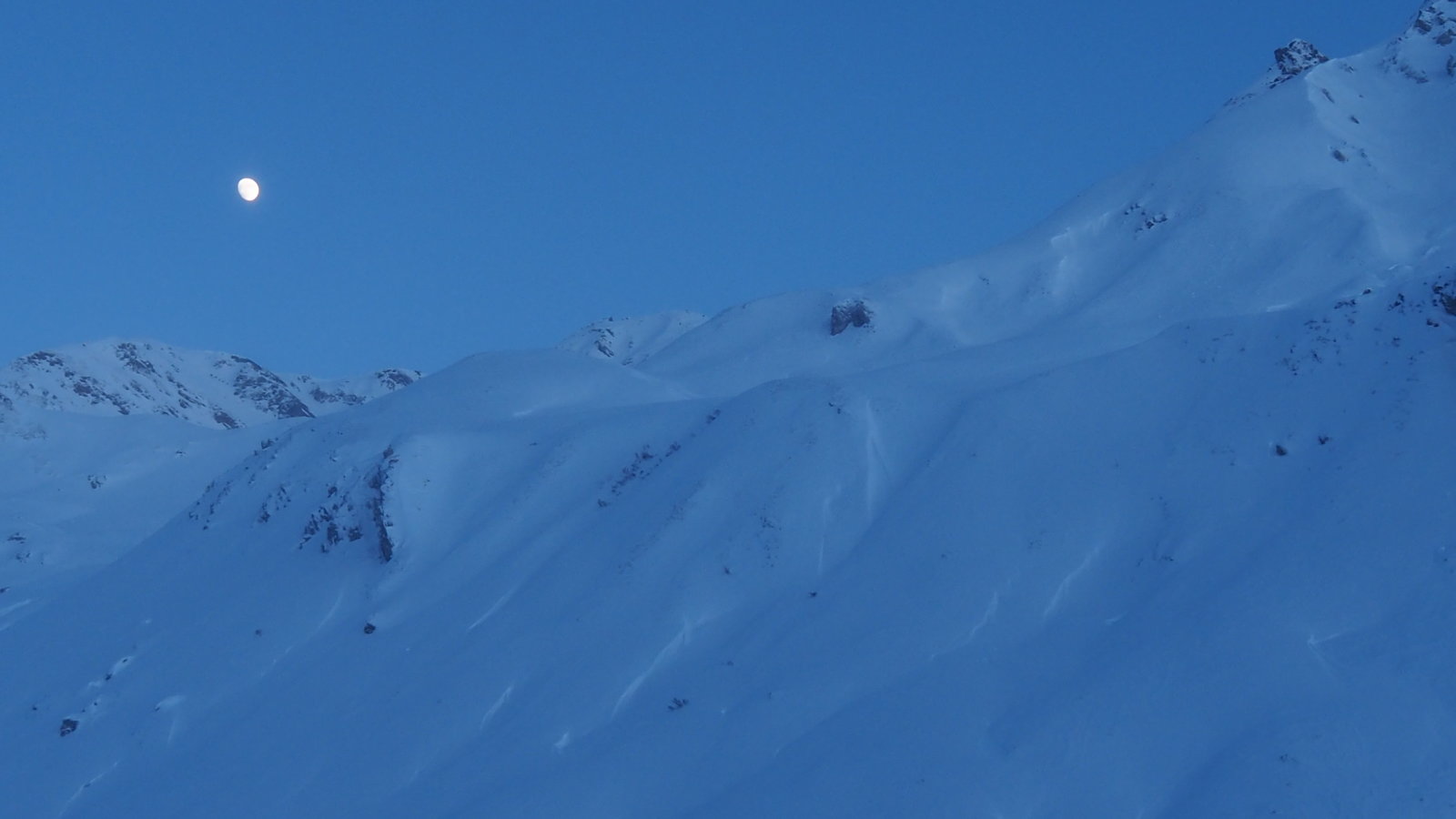 a Hold már öt órakör feljött