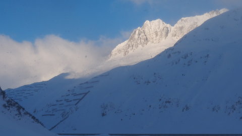 reggel az Oberlappass nyugati hegyeit már süti a nap