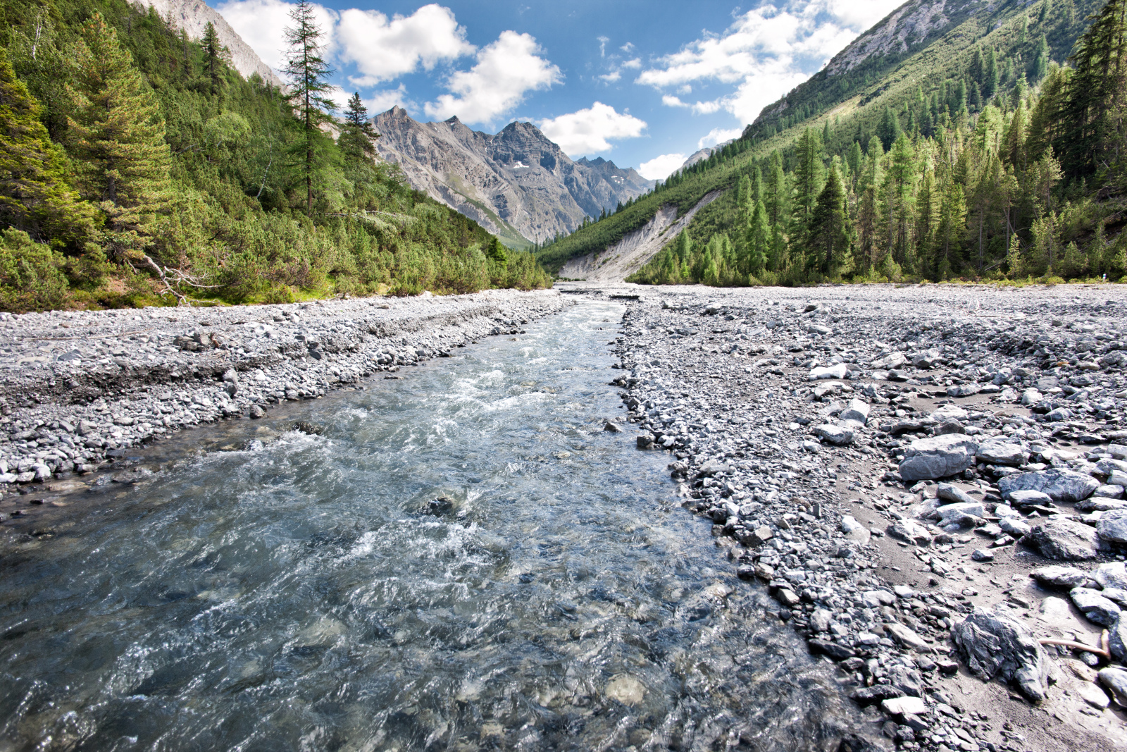 Svájcban található Európa legrégebbi nemzeti parkja, mely ráadásul az ország legkelettibb részén fekszik, így hazánkhoz is viszonylag közel van. A park éppen idén 100 éves!