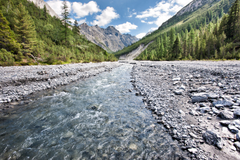 Svájcban található Európa legrégebbi nemzeti parkja, mely ráadásul az ország legkelettibb részén fekszik, így hazánkhoz is viszonylag közel van. A park éppen idén 100 éves!