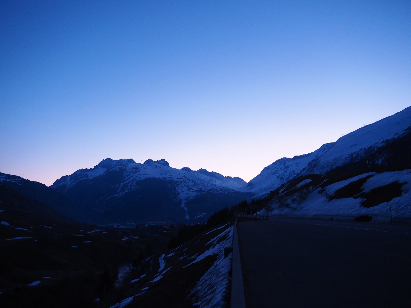 Kelet felé az Oberalpassnál már virrad