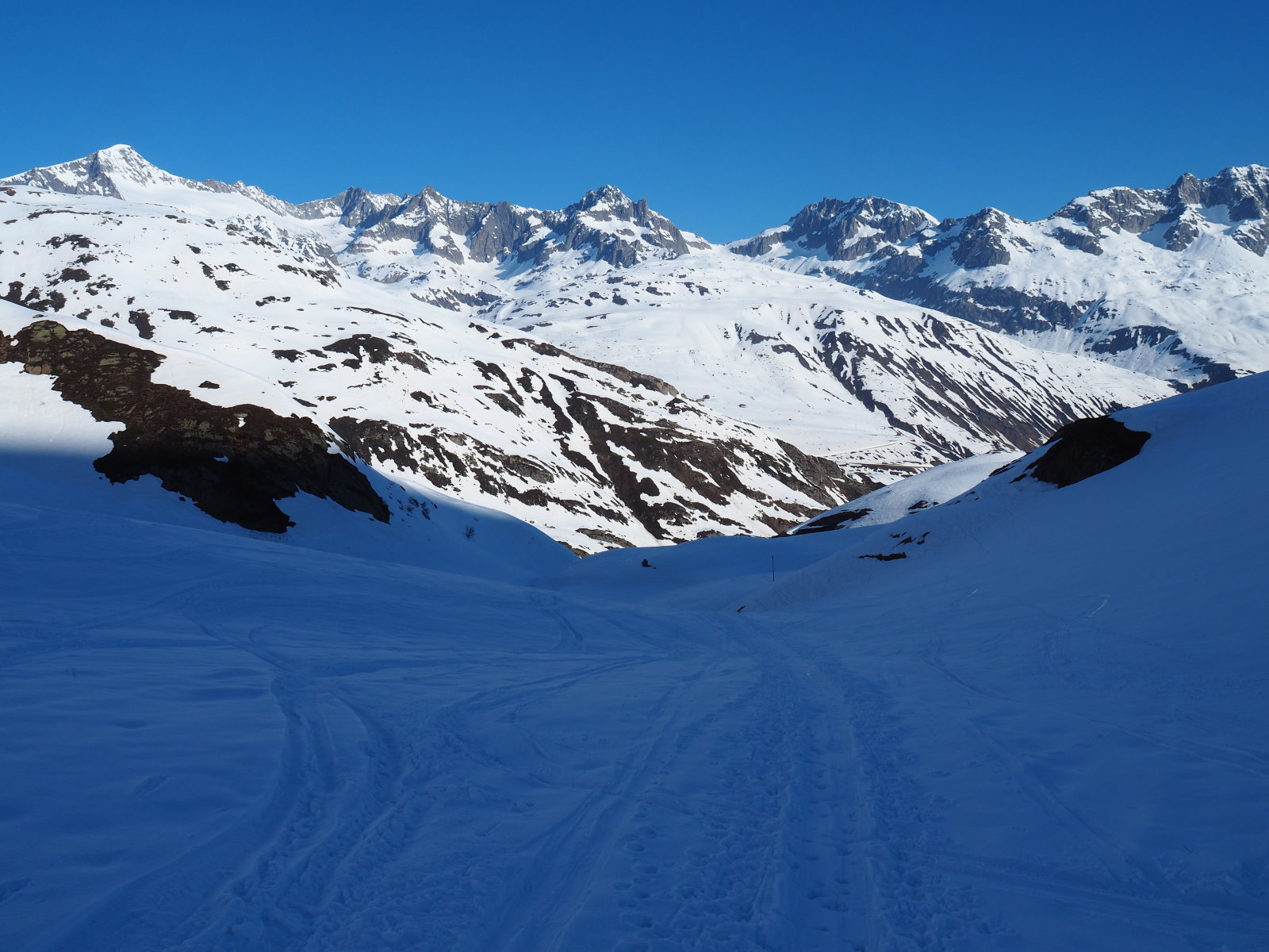 a Furka hágóutat már süti a Nap itt még kellemes idő van