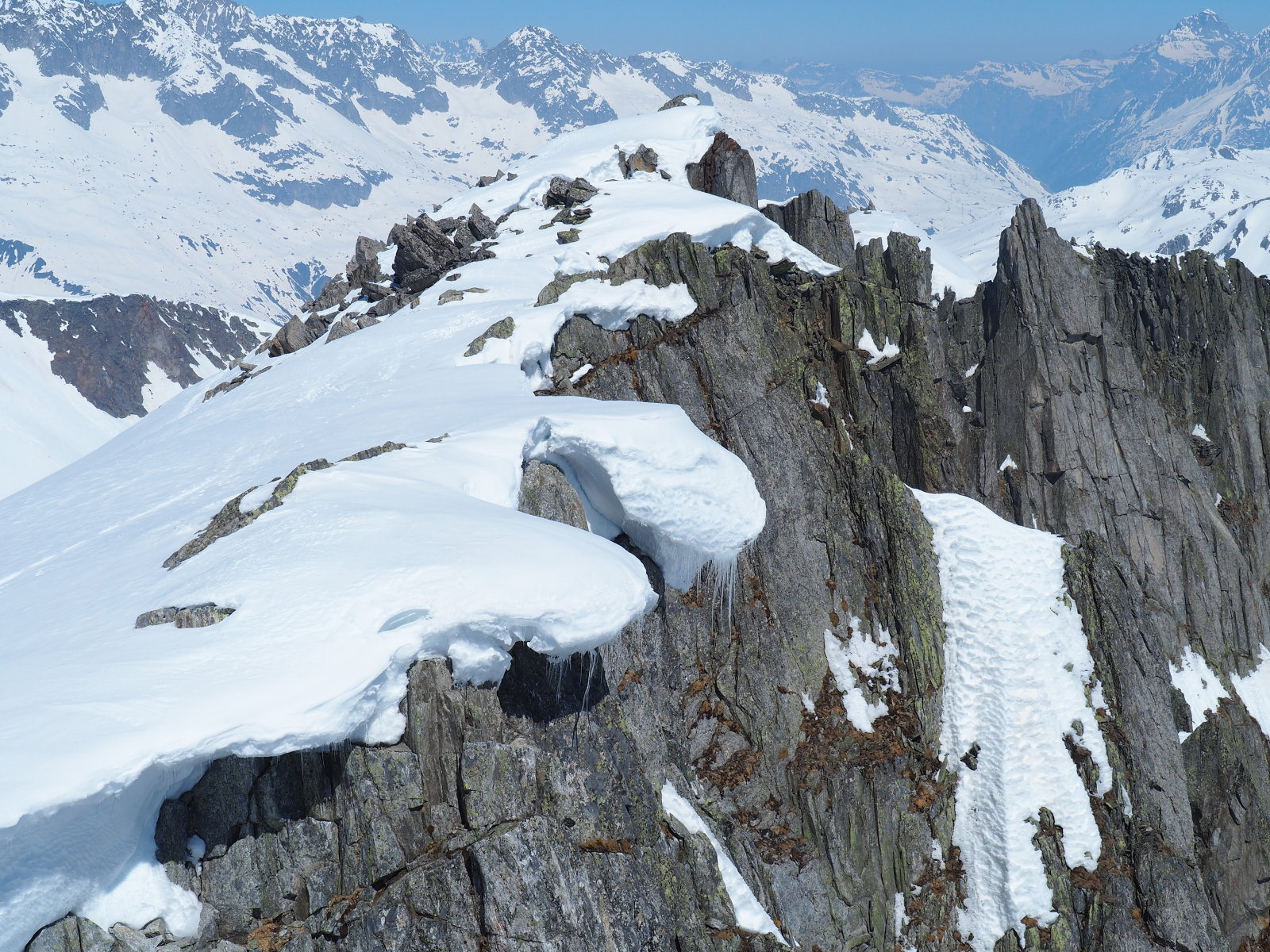 arra a hóra a szikla tetején nem állnék, a széle belóg Tessinbe
