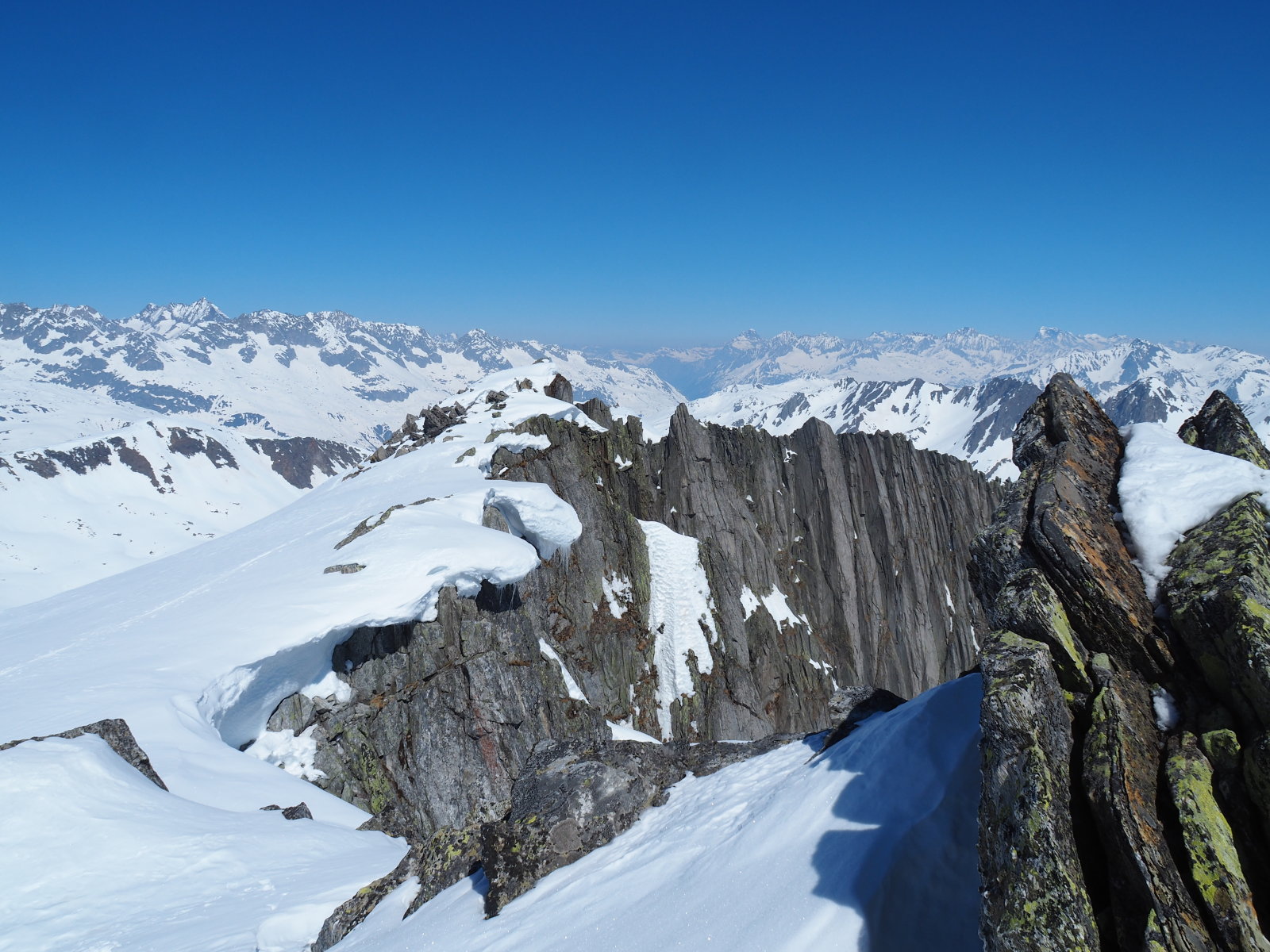 a meredekk sziklák már Tessinben vannak
