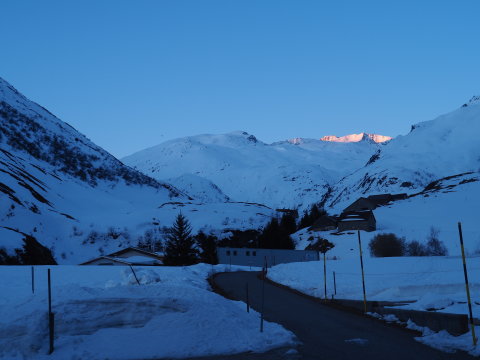 7 órakor indulásnál a 2500-as hegyek csúcsait már süti a Nap