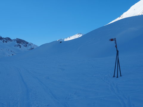 Irányjelző tábla, "Mutatván az utat, hol Budára tér el,"