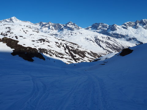 a Furka hágóutat már süti a Nap itt még kellemes idő van