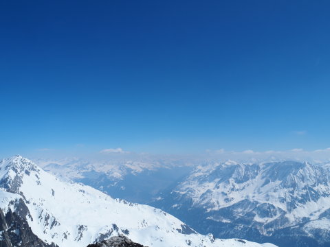 középen a Gotthárd autópálya a völgyben előttem pedig a Nufenen hágó