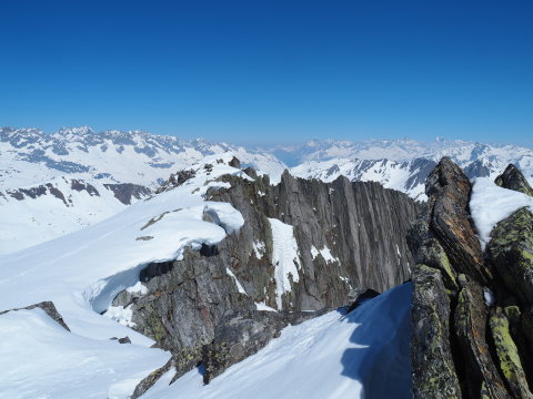 a meredekk sziklák már Tessinben vannak