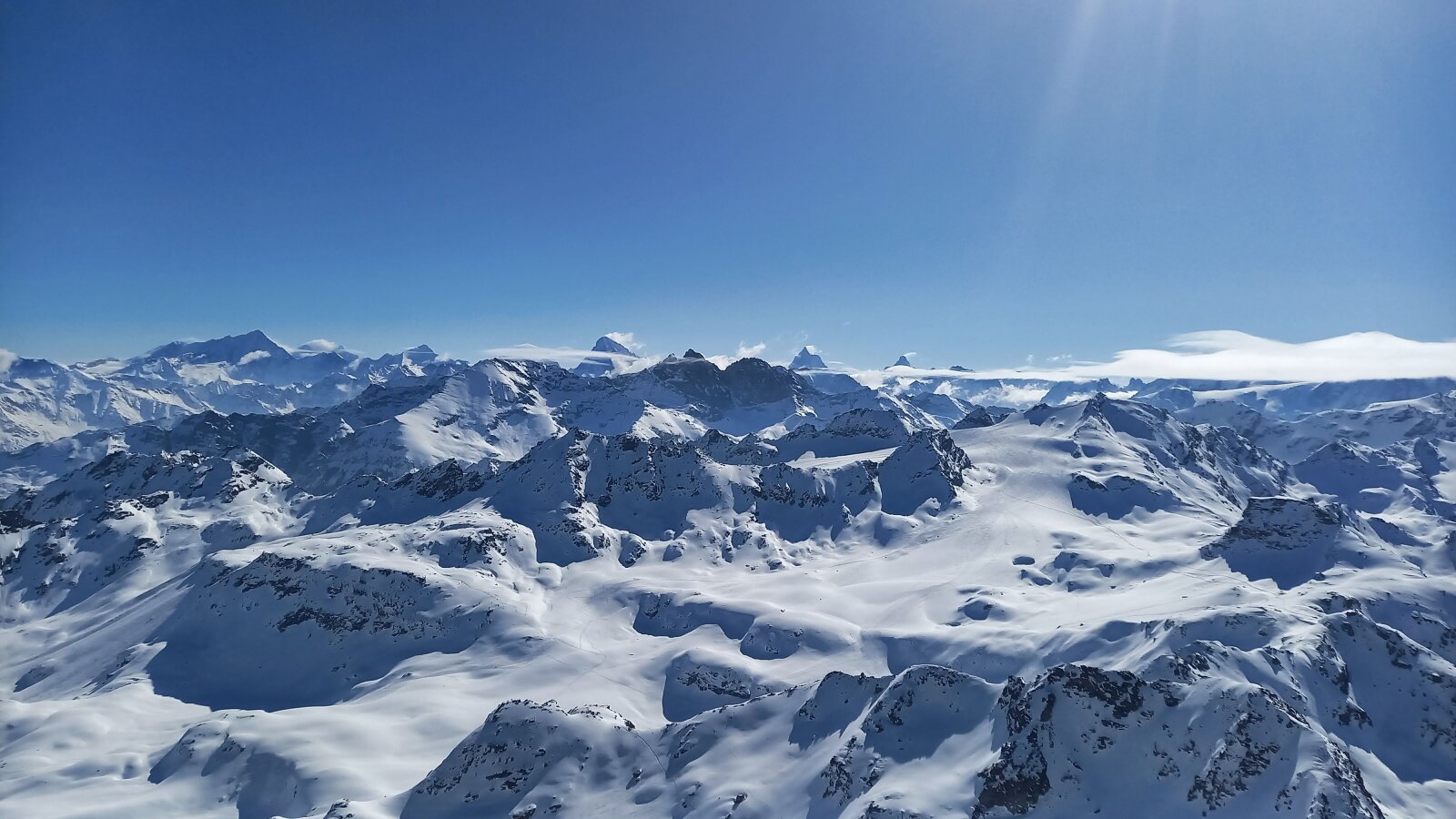 Kelet irányban a Dom, Matterhorn, stb.