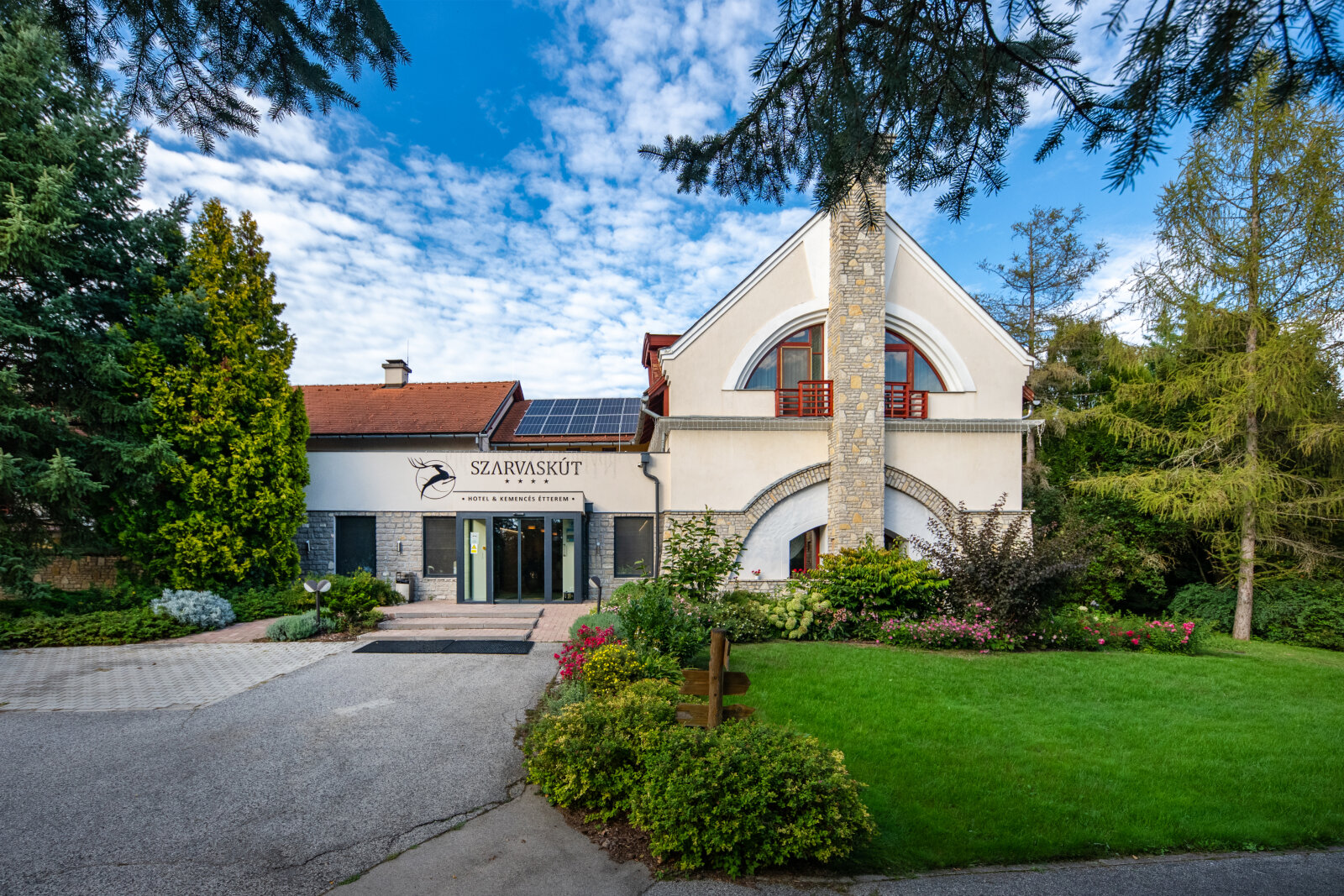 hotel-szarvaskut-fobejarat.jpg