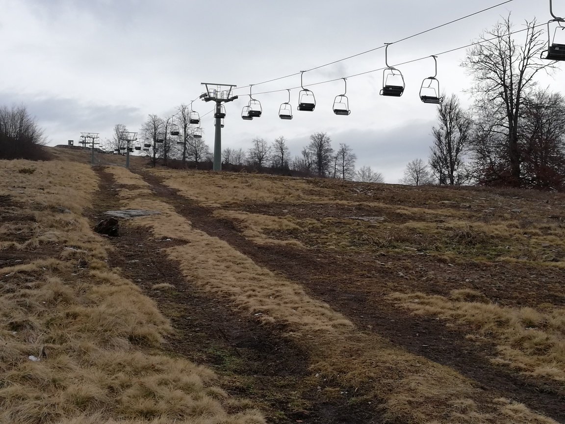 Már áll az ülőlift a székelyvarsági sípályán