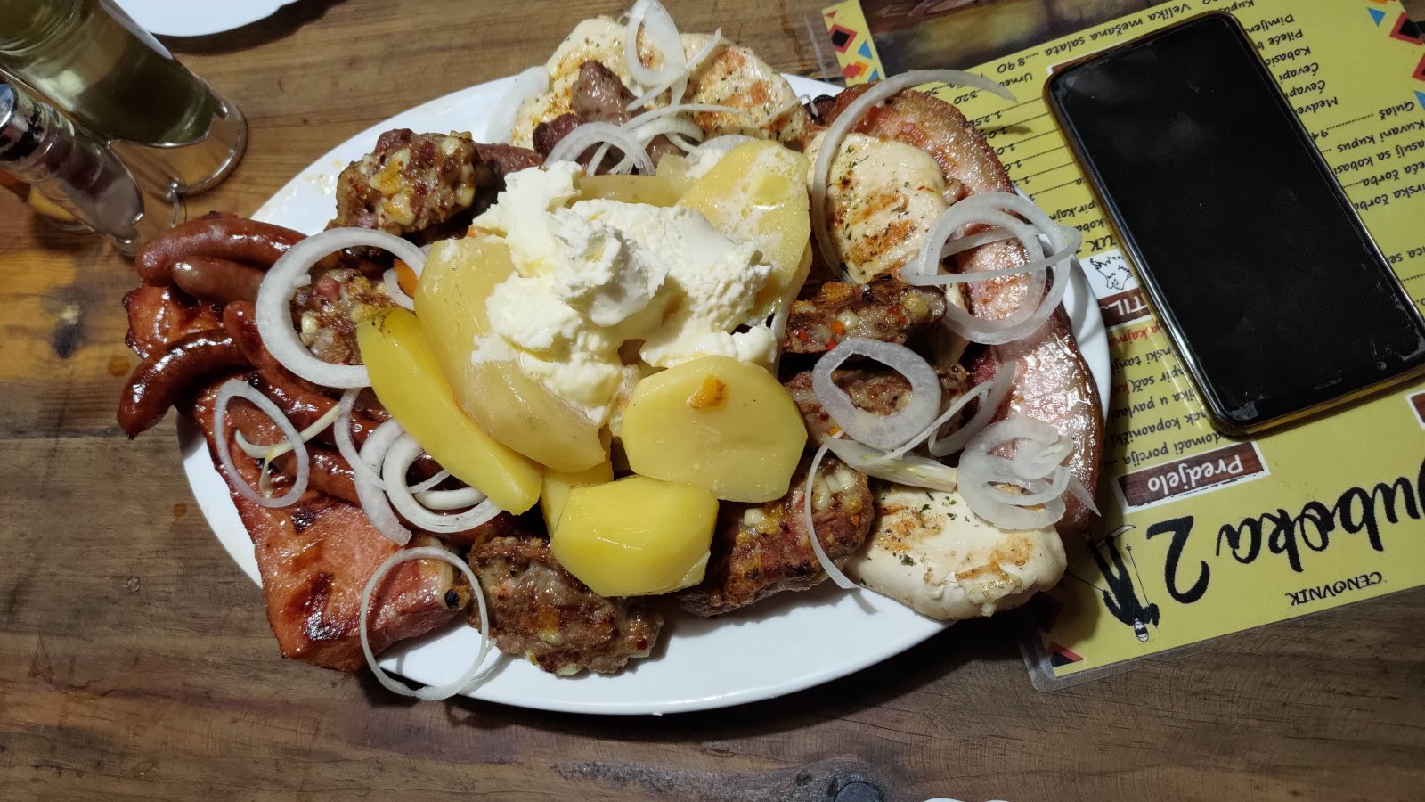 Bőséges grilltál Kopaonik síterepén | Fotó: Slogery