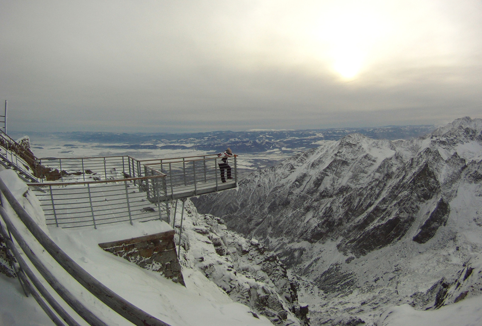 A Lomnici-csúcs legkedveltebb fotózkodási helye a szakadék fölé épített kilátó
