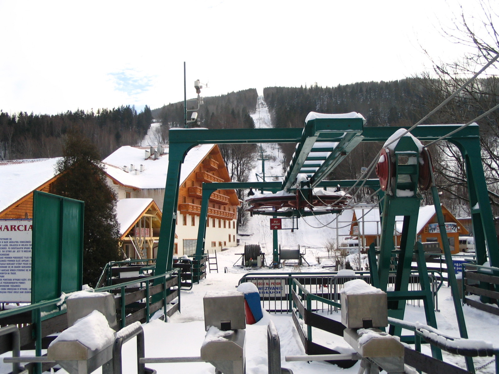 A 2-üléses felvonó Szczyrkben - Balra a gyönyörűen felújított Meta Hotel