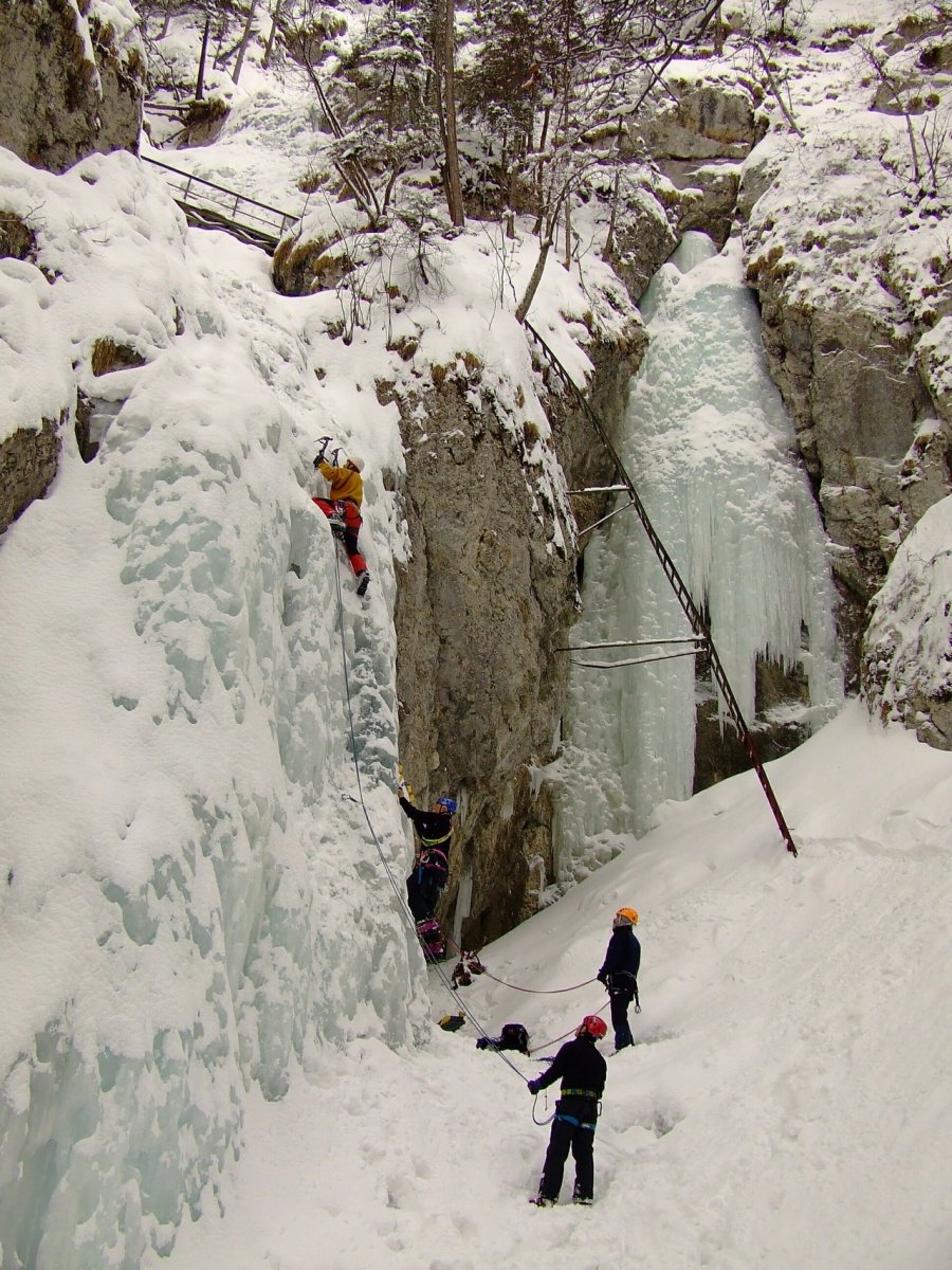 Jégfalmászás befagyott vízeséseken