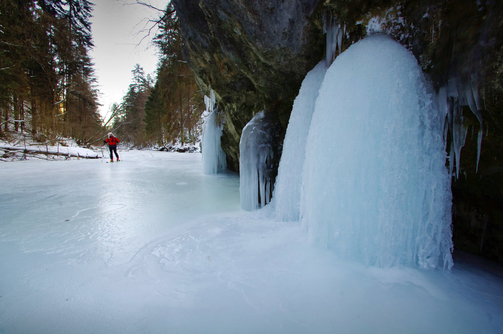 Sítúra a befagyott patakon