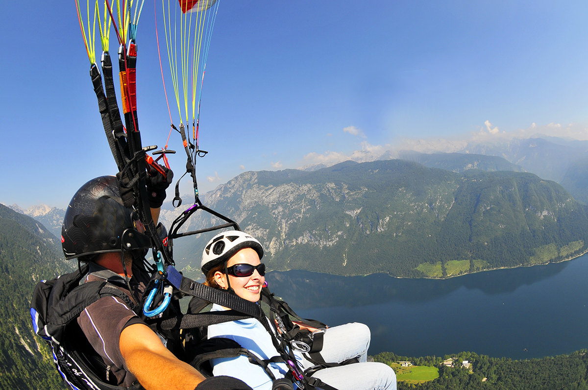 Tandem siklóernyőzés a Bohinj tó felett | Fotó: lifeadventures.si