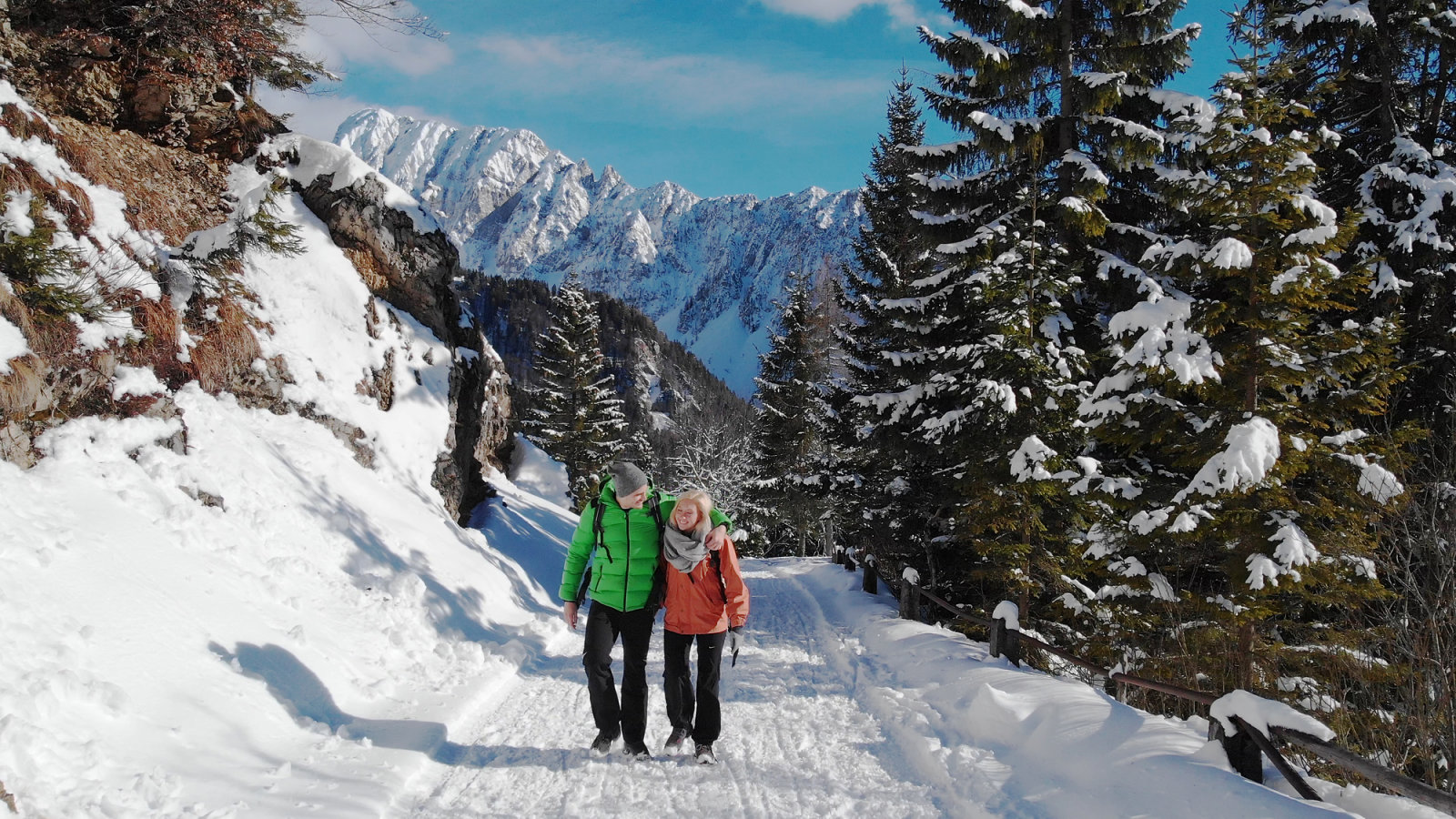 Téli túra a havas hegyek között (Andrej Virc)