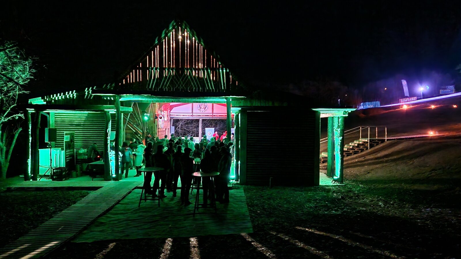 A hangulatos ház, amiben büfé, wc, melegedő és egy mini "sípálya" is helyett kapott.