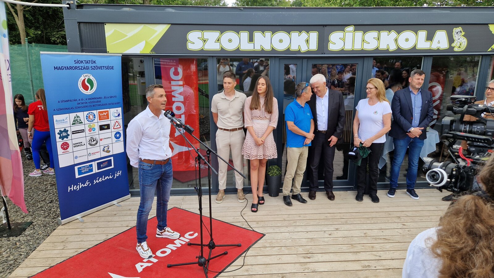 Réczi Attila, a síiskola vezetője mond megnyitó beszédet