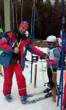 Dérfai András - a versenybizottság tagja a rajtnál segít