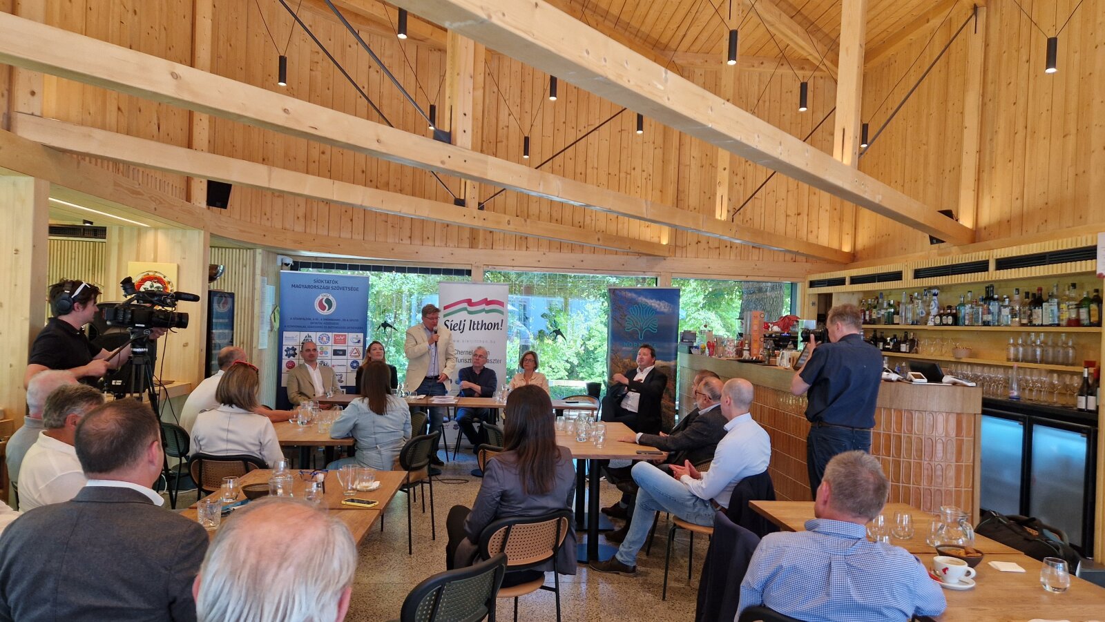 10. Születésnap: Fehér Gyula, a Chernel Sí Klaszter alapítója mond beszédet a Normafa Síházban