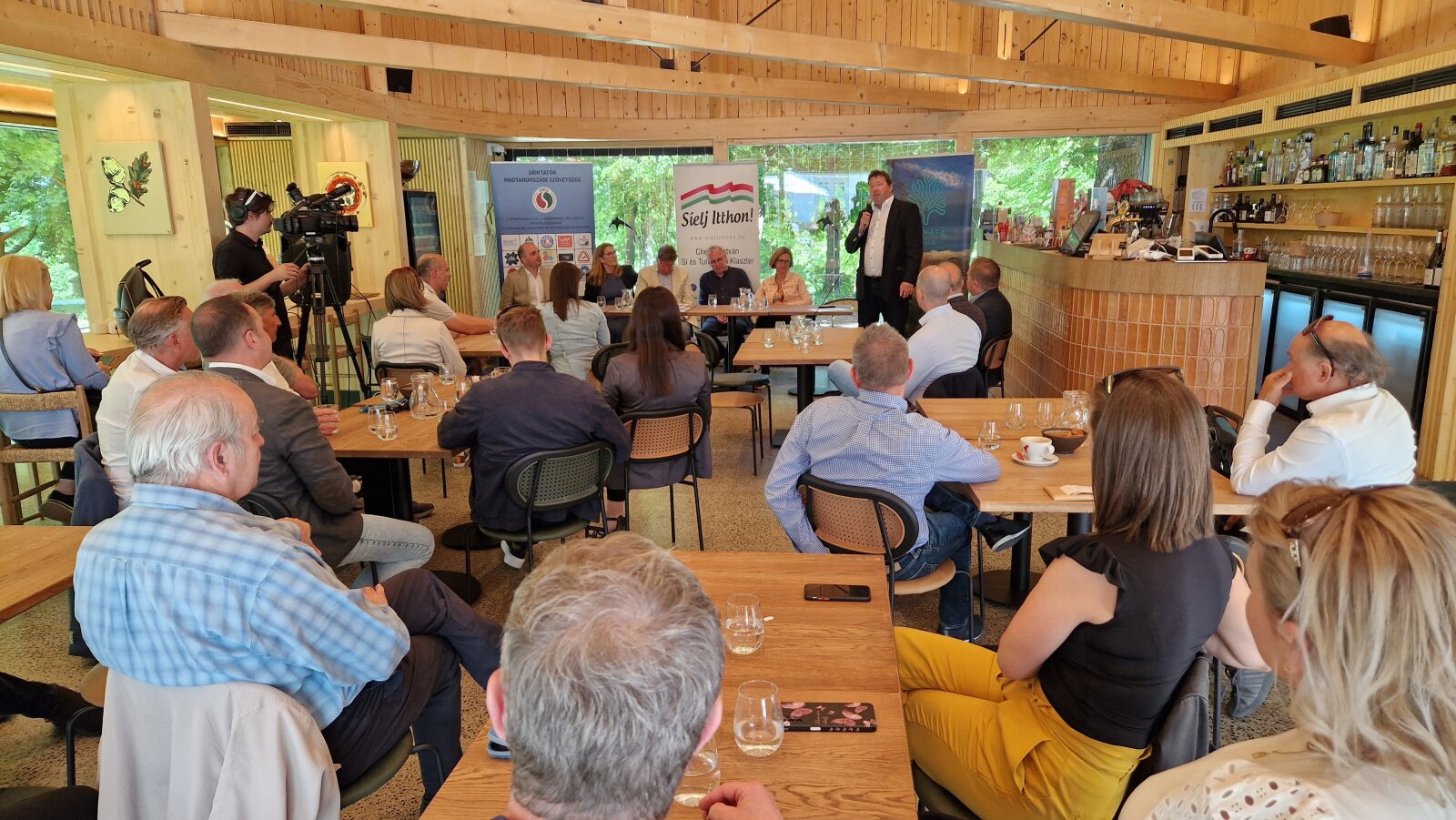 Mikó Gergely, a Normafa Park vezetője mond beszédet