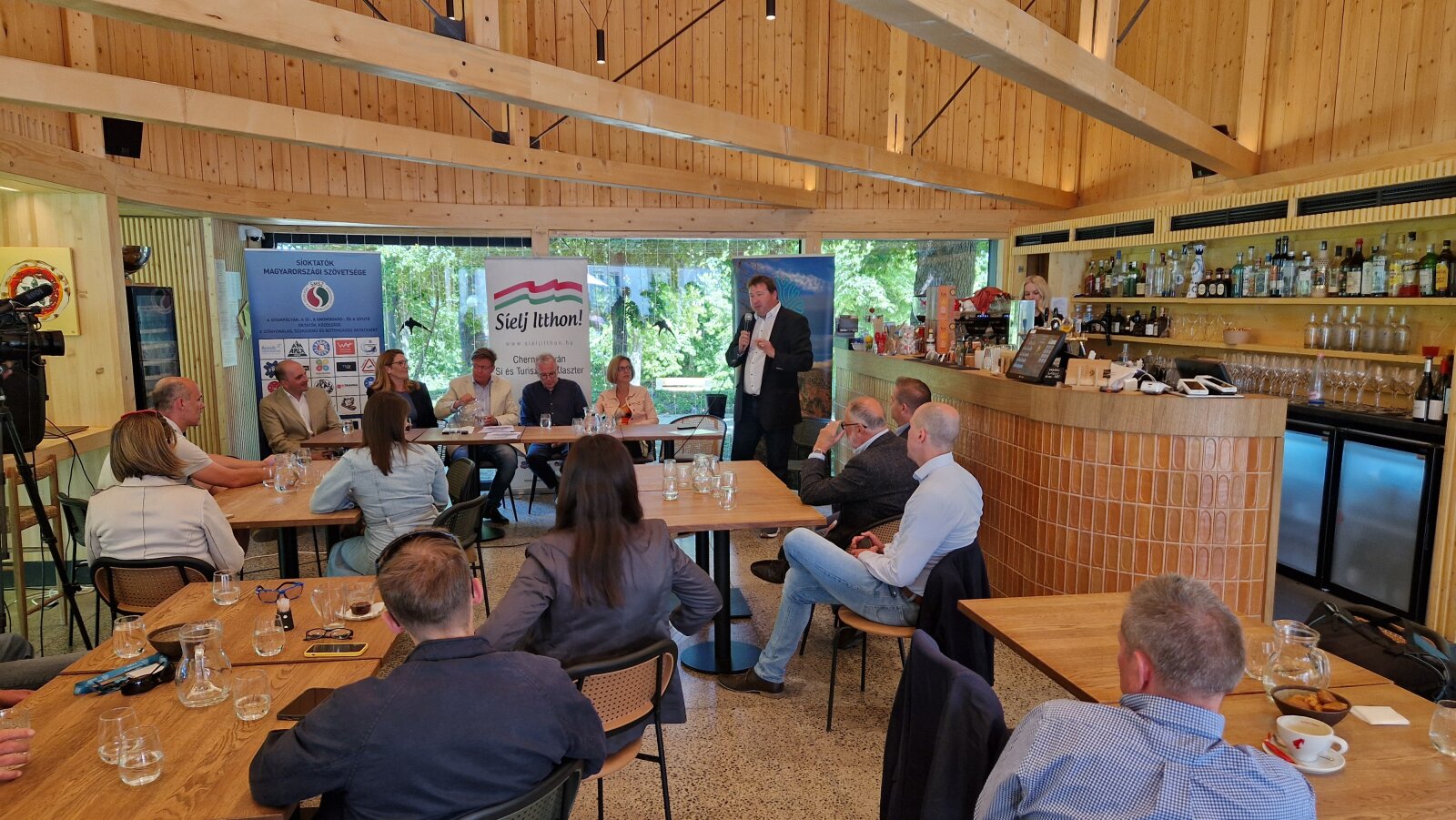 Mikó Gergely, a Normafa Park vezetője mond beszédet